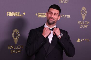 El tenista serbio Novak Djokovic posa antes de la ceremonia de entrega del Balón de Oro de Fútbol de Francia 2023.