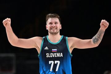 El joven base de los Dallas Mavericks es a sus 22 a?os una de las mayores estrellas de la NBA. El de Liubliana, que ya consigui¨® tres ligas con el Real Madrid, fue nombrado Rookie del A?o en su primera temporada en los Estados Unidos (2019) y cuenta con multitud de r¨¦cords como ser el ¨²nico jugador en la historia de la NBA en conseguir dos triple-doble con menos de 20 a?os o el jugador m¨¢s r¨¢pido en alcanzar los 5.000 puntos. En 2017, gan¨® el Eurobasket con Eslovenia y su pr¨®ximo objetivo no es otro que conseguir el anillo.