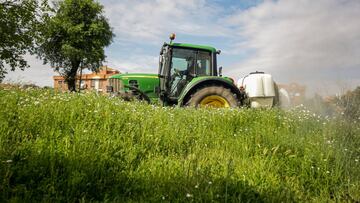 Un agricultor montado en su tractor en las inmediaciones de Aranjuez