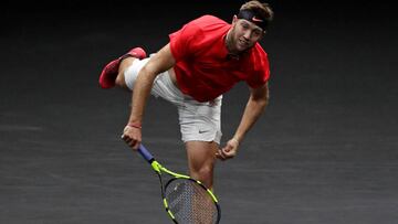 Jack Sock saca durante un partido de dobles de la Laver Cup 2017.