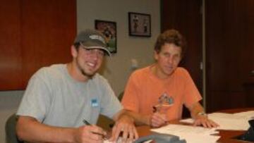 El exvicepresidente de los Green Bay Packers, Andrew Brandt, al lado del quarterback del equipo, Aaron Rodgers, en el momento de la firma del contrato.