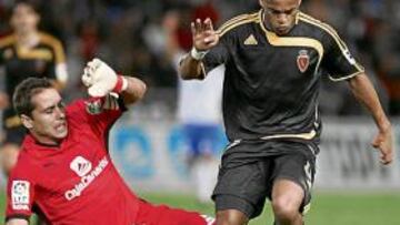 <b>SIMULÓ PENALTI. </b>Ewerthon se deja caer justo cuando rebasa a Sergio Aragoneses. El árbitro erró al señalar el penalti del portero.