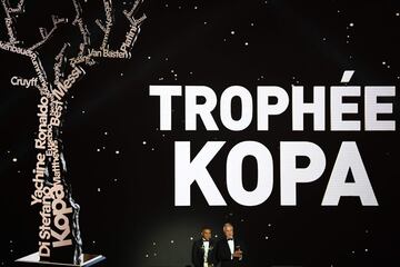 David Ginola con Kylian Mbappé, ganador del Trofeo Kopa, mejor jugador menor de 21 años.