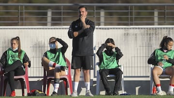 Carlos Santiso en el banquillo del Rayo.  