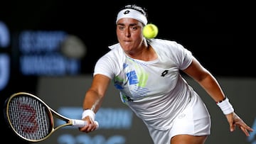 Tunisia's Ons Jabeur plays a forehand return against Italy's Martina Trevisan during the WTA Guadalajara Open women's singles round of 16 tennis match in Zapopan, Mexico, September 20, 2023. (Photo by ULISES RUIZ / AFP)