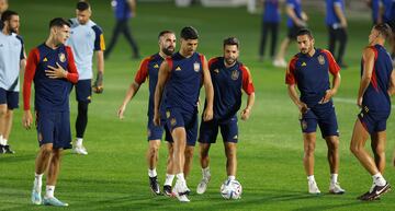 Marco Asensio con el balón ante sus compañeros.