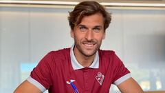 Fernando Llorente firma en Eibar.