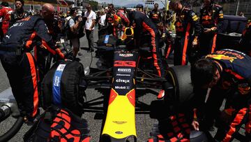 MONTMELO, SPAIN - MAY 14:  Max Verstappen of Netherlands and Red Bull Racing prepares to drive on the grid during the Spanish Formula One Grand Prix at Circuit de Catalunya on May 14, 2017 in Montmelo, Spain.  (Photo by Mark Thompson/Getty Images)