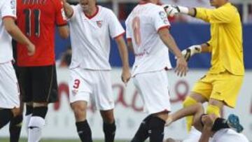 <b>PICARESCA. </b>Fernando Navarro y Spahic provocaron la expulsión de Aduriz en Nervión.