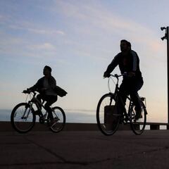 ¿A qué distancia debo estar de alguien que corre o va en bici?