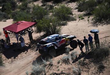 Decimotercera etapa entre San Juan y Córdoba. El piloto español Carlos Sainz con Peugeot.