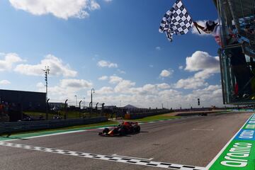 Sobre un asfalto difícil, rugoso a la par que bacheado, Red Bull dominó en Austin con un soberbio triunfo de Max por delante de Lewis cuando el Mundial empezaba a aclararse. 