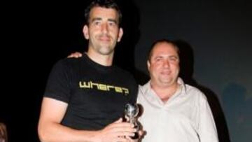 <b>PREMIADO. </b>Etxeberria, con el premio al mejor tanto del curso anterior.