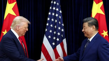 FILE PHOTO: U.S. President Donald Trump shakes hands with Chinese President Xi Jinping as they hold a bilateral meeting at Gimhae International Airport, on the sidelines of the Asia-Pacific Economic Cooperation (APEC) summit, in Busan, South Korea, October 30, 2025. REUTERS/Evelyn Hockstein/File Photo
