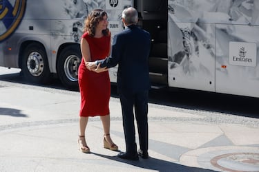 La presidenta de la Comunidad de Madrid, Isabel Díaz Ayuso, recibe a los jugadores del Real Madrid de baloncesto, en la imagen saludando a Florentino Pérez.