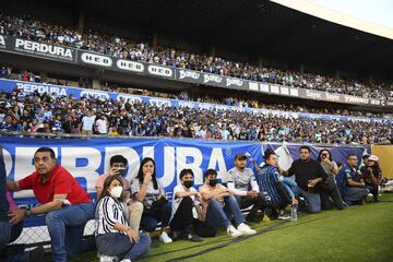 La afición se refugió de la violencia que imperaba.