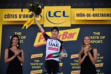 El ciclista del equipo Quick-Step Floors, Daniel Martin de Irlanda celebra su victoria en la sexta etapa.