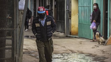 BUENOS AIRES, ARGENTINA - JUNE 03: A man wearing a face mask walks the streets of the Villa 21-24 on June 3, 2020 in Buenos Aires, Argentina. Government-ordered lockdown was extended until June 07 due to increase in the number of positive cases. (Photo by Marcelo Endelli/Getty Images)