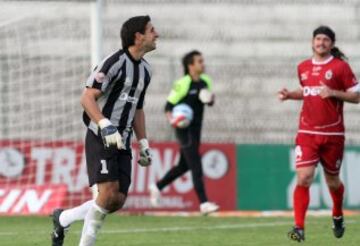 Especialista en patear penales, el arquero hizo nueve goles jugando por La Serena. Acá celebra uno ante Palestino.