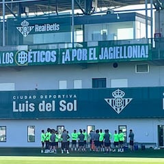 Mimos para Isco, pancarta para el grupo