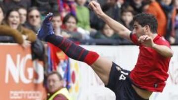 <b>NOTABLE. </b>Raúl García remata en un partido en el Reyno.