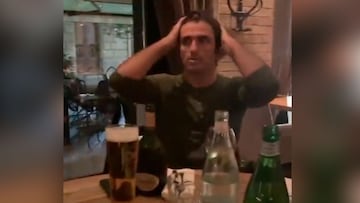 La celebración de Carlos Sainz al enterarse que logró el podio en plena cena en un restaurante