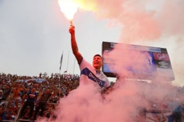 El jugador de Universidad Católica, Nicolas Castillo, celebra el campeonato tras el partido de primera division contra Audax Italiano disputado en el estadio San Carlos de Apoquindo de Santiago, Chile.
