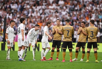 Impresionante despedida de la afición a Luka Modric durante su último cambio en el Bernabéu. En la foto, el histórico pasillo de todos los jugadores sobre el terreno de juego despidiendo a Modric.