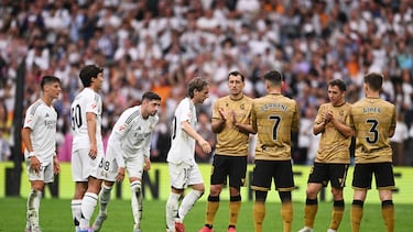 Impresionante despedida de la afición a Luka Modric durante su último cambio en el Bernabéu. En la foto, el histórico pasillo de todos los jugadores sobre el terreno de juego despidiendo a Modric.