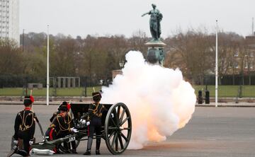 Salva de cañón en homenaje a Felipe de Edimburgo en Woolwich Barracks, en el área metropolitana de Londres, para el homenaje al Duque de Edimburgo.