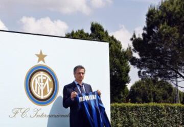 El 3 de junio de 2008, Mourinho es presentado como nuevo entrenador del Inter de Milán.
