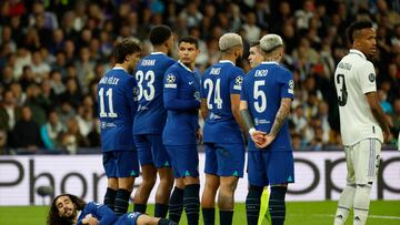MADRID, 12/04/2023.- Los jugadores del Chelsea colocan una barrera, durante el partido de ida de cuartos de final de Liga de Campeones que Real Madrid y Chelsea FC disputan este mi¨¦rcoles en el estadio Santiago Bernab¨¦u. EFE/Juanjo Mart¨ªn