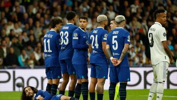 MADRID, 12/04/2023.- Los jugadores del Chelsea colocan una barrera, durante el partido de ida de cuartos de final de Liga de Campeones que Real Madrid y Chelsea FC disputan este miércoles en el estadio Santiago Bernabéu. EFE/Juanjo Martín
