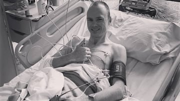 Chris Froome posa tras someterse a la operaci&oacute;n en la que le retiraron tornillos y placas que ten&iacute;a tras su ca&iacute;da en el Dauphin&eacute;.