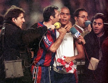 Hristo Stoitchkov y Ronaldo celebrando la victoria de la Copa del Rey en 1997