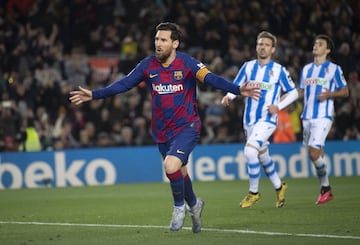 El jugador del Barcelona, Leo Messi, marca de penalti el 1-0 a la Real Sociedad.