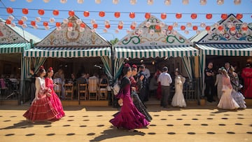 Flamencas pasean por el Real de la Feria, a 24 de abril de 2023 en Sevilla, (Andalucía, España) . Ambiente en el Real durante el tercer día de Feria de Abril de Sevilla 2023. Una Feria que será atípica por las altas temperaturas que se esperan, las más altas registradas hasta la fecha en el 50 aniversario de la Feria en el barrio de los Remedios.
24 ABRIL 2023
María José López / Europa Press
24/04/2023