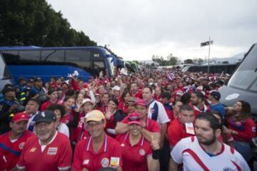 Varios aficionados de Costa Rica se dieron cita al Coloso de Santa Úrsula para presenciar el duelo eliminatorio entre el tricolor y los ticos.