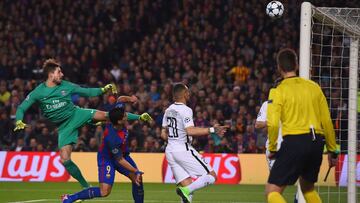 Trapp, ante Suárez en una imagen del Barça-PSG del 6-1 en el Camp Nou.