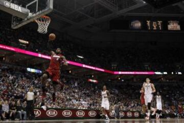 LeBron James durante la primera mitad del juego 4 de la serie de primera ronda de playoffs de la NBA contra los Bucks de Milwaukee.