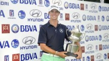 Jorge Fernández-Valdés posa con la corona que logró en Chile.