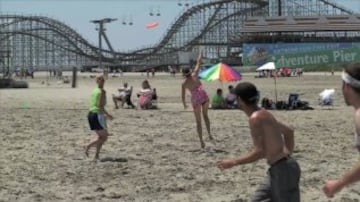 Los jugadores no pueden caminar ni correr mientras tengan el disco en las manos. El Ultimate es distinguido por su principio del "Espíritu de Juego", su alto rendimiento y la alegría del juego. El ultimate recoge elementos del fútbol, del baloncesto y del fútbol americano, sustituyendo el balón por un disco volador (frisbee). Una de sus características más llamativas es la ausencia de un árbitro, el deporte se regula por el espíritu deportivo de cada jugador y equipo. Sus orígenes se remontan al ámbito universitario estadounidense de los años 60, introduciéndose en Europa a principios de los años 80. A nivel mundial se estima que hay unos 300 000 jugadores distribuidos en aproximadamente 5000 equipos.