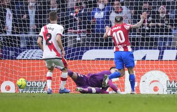 Correa marca el 2-0 al Rayo Vallecano. 
 