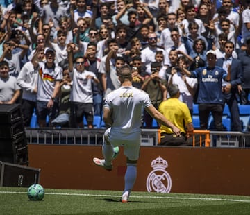 El jugador Serbio Jovic durante su presentación. 