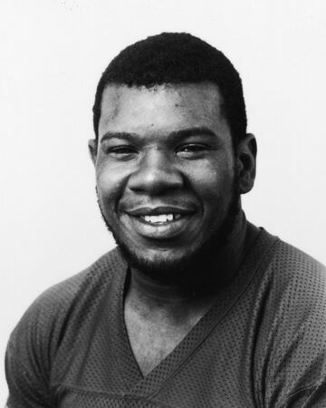 Jugador de los Giants y los Redskins que con esta franquicia de Washington llegó a disputar la SuperBowl de 1984. Con una infancia turbulenta, se convirtió en una estrella del fútbol americano en el instituto. Fue el primer jugador de la NFL que habló públicamente de la enfermedad del SIDA. 