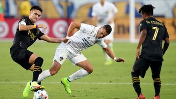 Javier Hernández (en medio) pelea por un balón en un partido del LA Galaxy