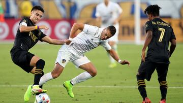 Javier Hern&aacute;ndez (en medio) pelea por un bal&oacute;n en un partido del LA Galaxy