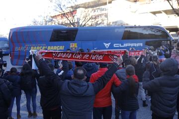Un grupo de seguidores del Granada animan a su equipo en los alrededores del estadio de Los Cármenes. 