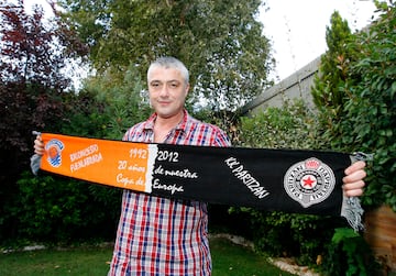 Predrag Danilovic, en Madrid, con la bufanda del vigésimo aniversario del Partizán de Fuenlabrada.