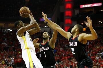 Kevin Durant ensaya un tiro sobre Gordon y Ariza. En total, convirtió 34 puntos, fue el máximo anotador del partido, y embocó 5 de 11 libres.